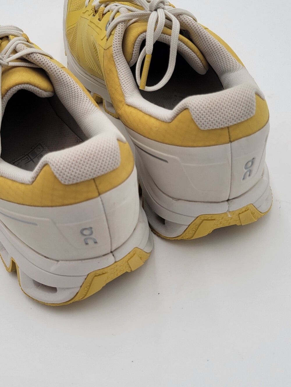 ON Women's Cloudventure Waterproof running shoes Mustard/Plearl size 10 - Picture 9 of 9